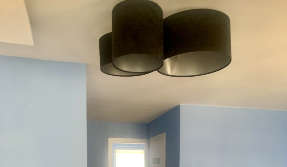 Elbląg SPRZEDAM CZARNĄ LAMPĘ SUFITOWĄ
stan techniczny i wizualny bardzo dobry +++
Lampa składa się z trzech abażurów