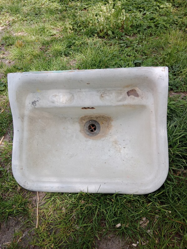 Elbląg Sprzedam Zlew żeliwny z czasów PRL. Wymiary zlewu długość 55 cm, szerokość 43 cm, głębokość około 40 cm, waga