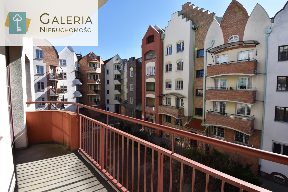 Elbląg GALERIA NIERUCHOMOŚCIZ pasji i miłości do nieruchomościNa sprzedaż: Trzy pokoje z balkonem w samym sercu