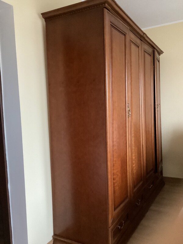 Elbląg Elegancki zestaw mebli do sypialni w klasycznym stylu firmy Taranko. Wykonany z wysokiej jakości drewna,