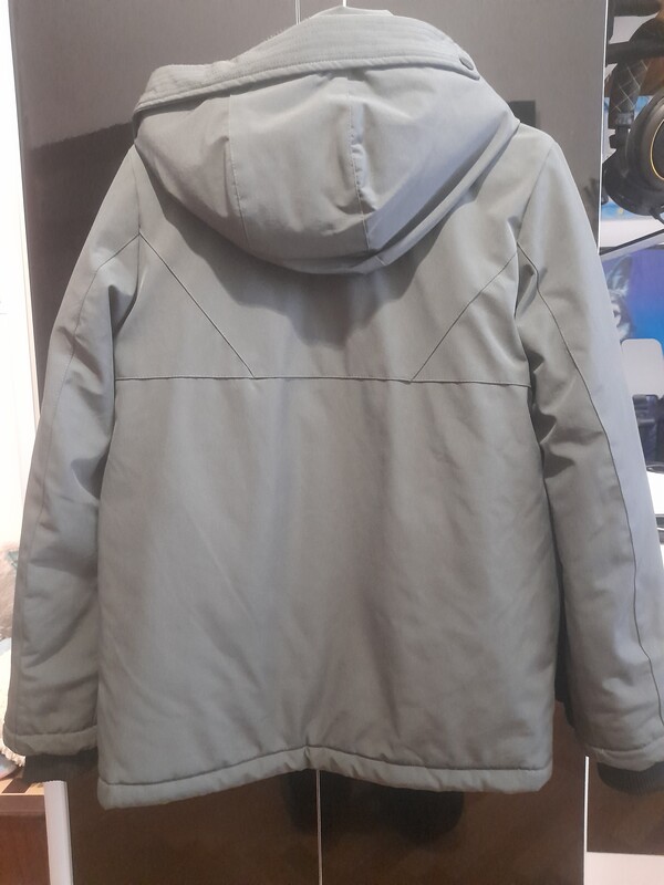 Elbląg Sprzedam zimową kurtkę chlopięcą kolor ciemny zielony, stan idealny. Długość całkowita 62cm, długość rękawa