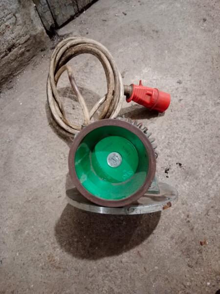 Elbląg Sprzedam szlifierkę widoczną na zdjęciach. Wymiary podane na tabliczce znamionowej. Waga 13 kg. Odbiór osobisty