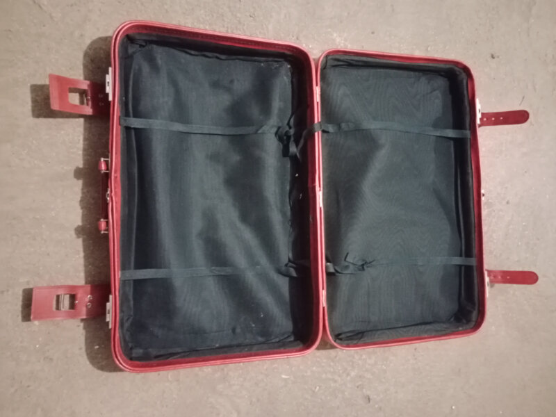Elbląg Sprzedam walizkę z czasów PRL czerwona. Stan widoczny na zdjęciach. Wymiary długość 70 cm, szerokość 45 cm,