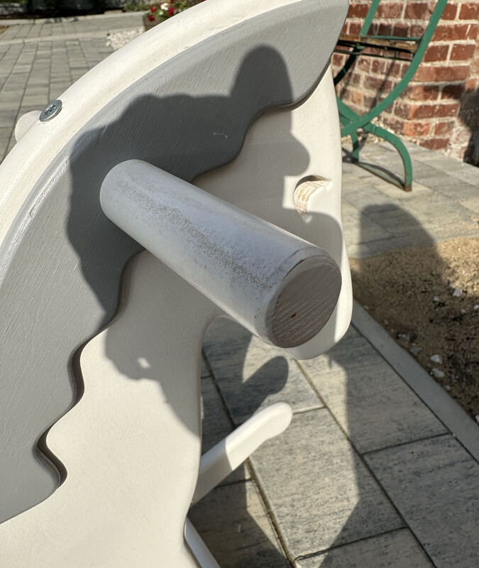 Elbląg Konik na biegunach Caramella, widoczne normalne ślady użytkowania.