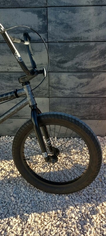 Elbląg Sprzedam rower BMX Kink Curb z 2022 roku w kolorze Matte Brushed Silver. Rower w bardzo dobrym stanie, gotowy