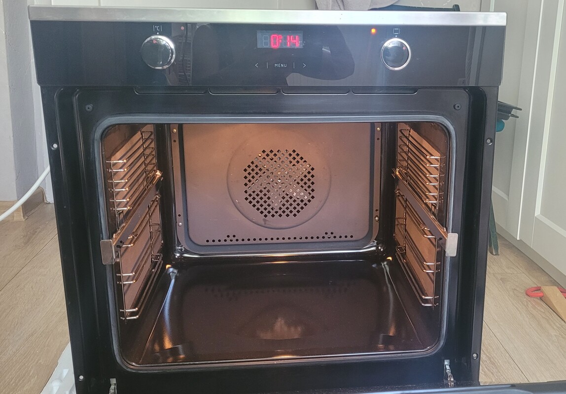 Elbląg Sprzedam używany elektryczny piekarnik Amica ED37619B F-Type do zabudowy 60 cm o pojemności 77 l. Czyszczenie