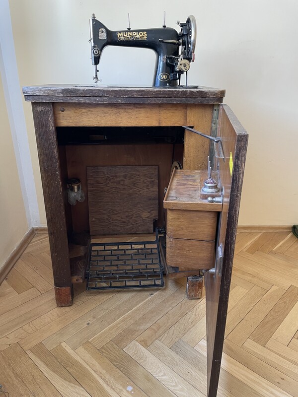Elbląg Sprzedam szafkową maszynę do szycia z napędem nożnym Mundlos Oryginal Victoria z lat 1910-1925