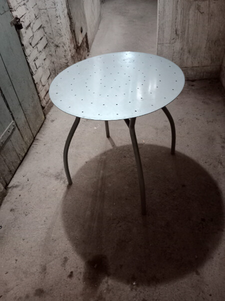 Elbląg Witam sprzedam stolik metalowy. Wymiary wysokość 70 cm, średnica 70 cm odległość nóżek 60 cm x 60 cm. Jeśli
