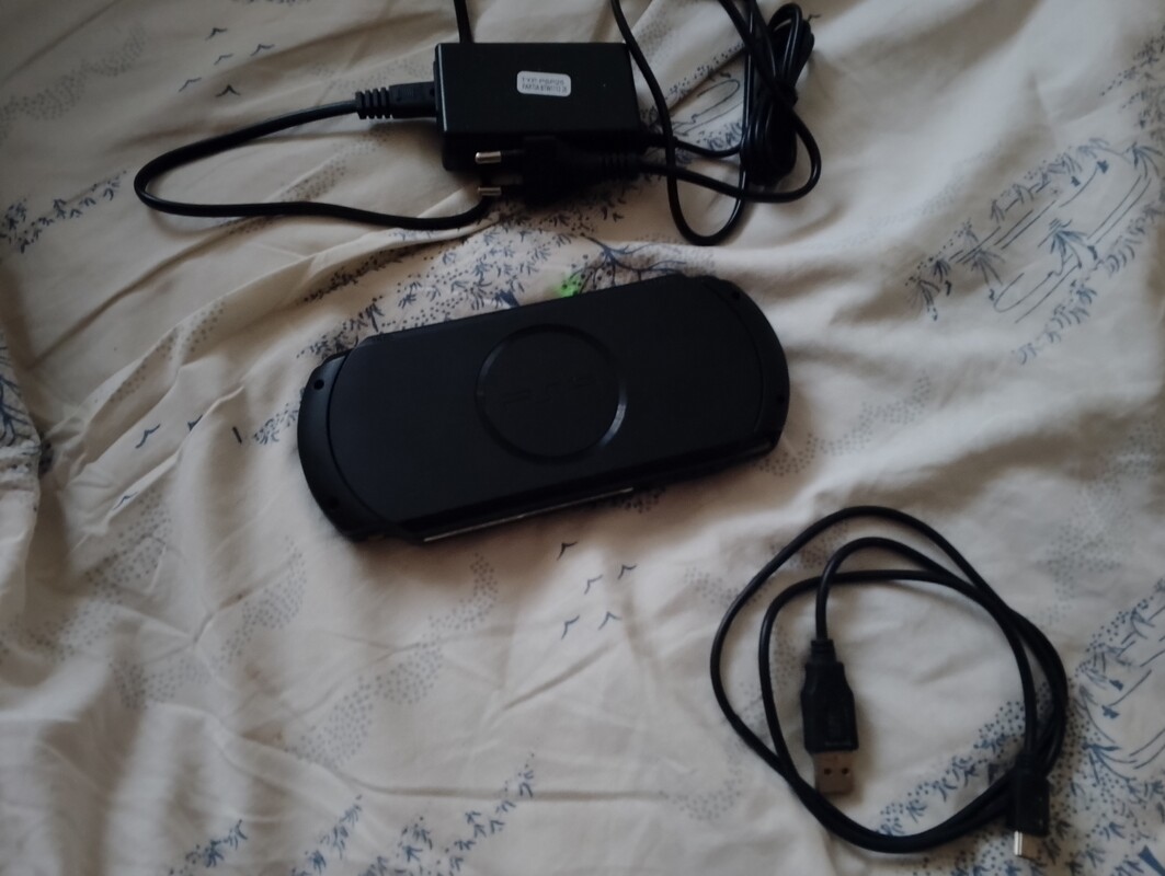 Elbląg Sprzedam zadbaną konsolę przenośną PSP E1004 street+ karta pamięci 4 GB+ gra little big planet platformowka.