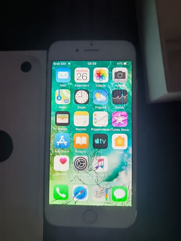 Elbląg Sprzedam kilka tel iPhone se 5 6  se działa lecz coś się z ekranem działa iPhone 6 działa tyle że ma szybę