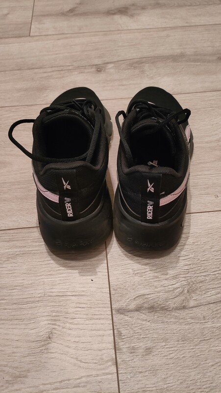 Elbląg Sprzedam damskie buty sportowe Reebok w rozmiarze 39.W bardzo dobrym stanie. Polecam.
