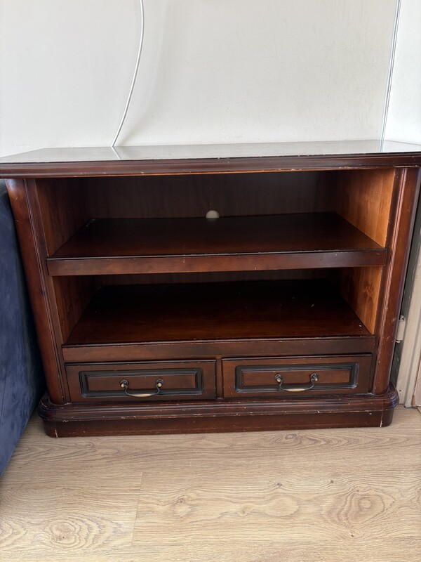 Elbląg Zestaw mebli drewnianych Aron marki Swarzędz S. A. (Olcha/orzech)
W skład zestawu wchodzą:
Witryna