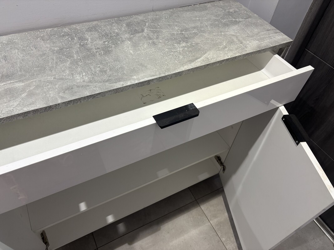 Elbląg Sprzedam komodę wiszącą na buty wymiary;
Wysokość 90cm
szerokość 105cm
głebokosc34cm
Na