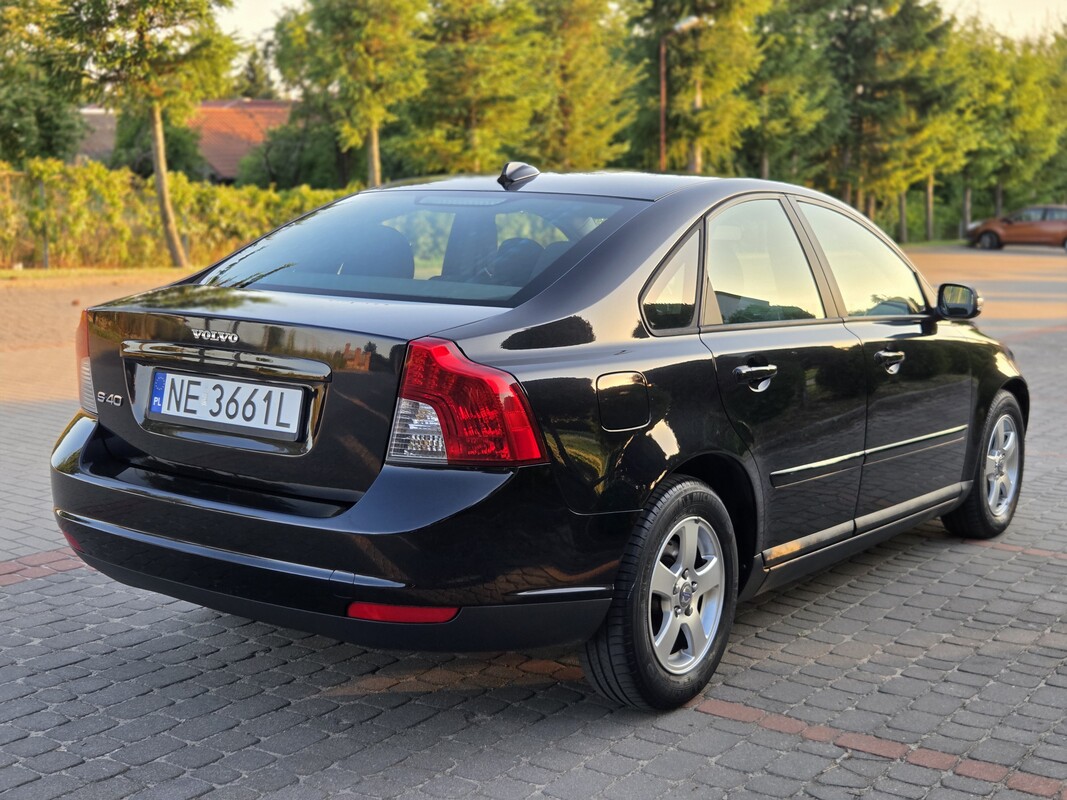 Elbląg Oferuję do sprzedaży Volvo S40 z 2007 roku – klasyczny sedan z niezawodnym silnikiem benzynowym 1.8 o