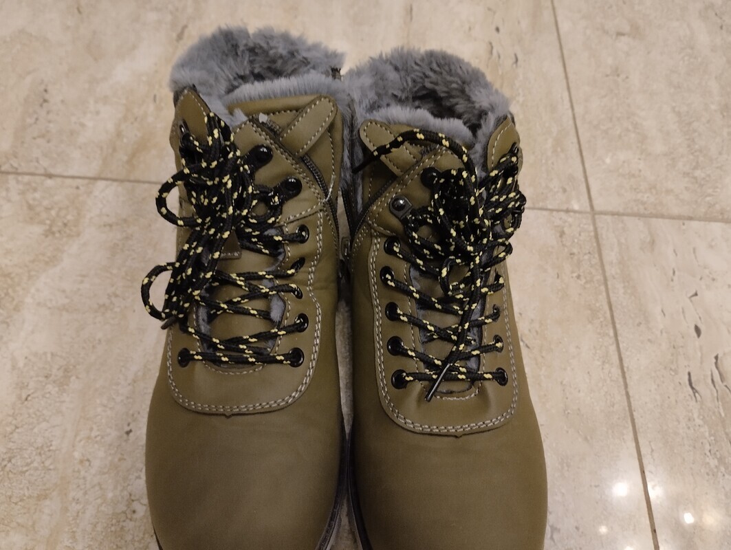 Elbląg Sprzedam buty zimowe ocieplane z futerkiem rozmiar 37.
Założone 2 razy. Brak śladów użytkowania.