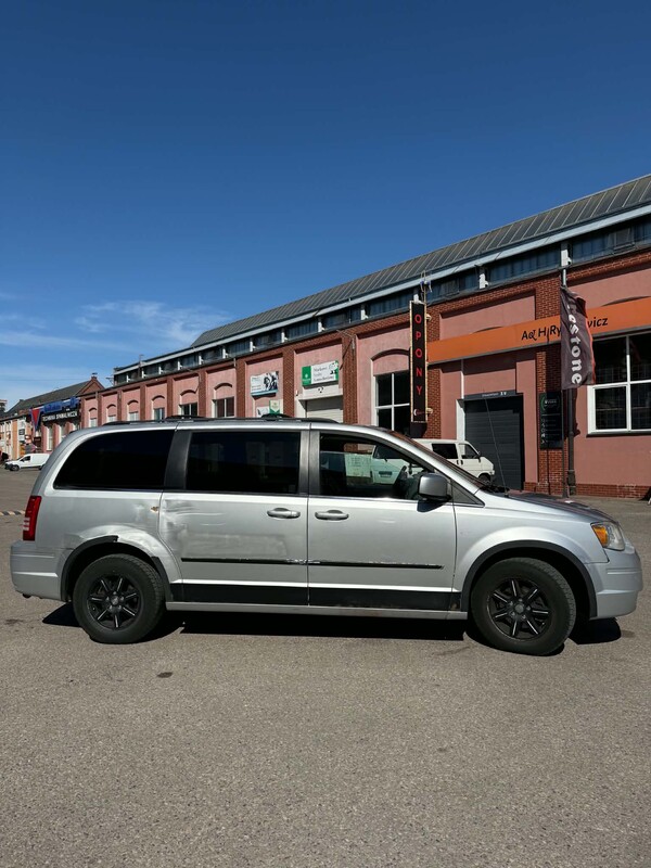 Elbląg Sprzedam Chrysler T&C 4.0 189 kW z 2010 r. z gazem-2 butle po
41 l.
Samochód do poprawek lakierniczych, brak