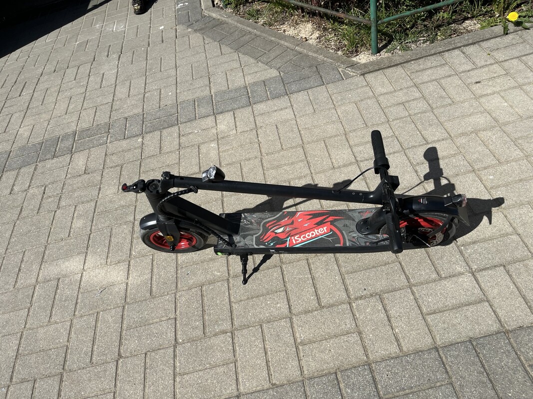 Elbląg Sprzedam hulajnogę iscooter i9s fajna miejska hulajnoga Wyposażona w silnik o mocy 500 W, który pozwala na