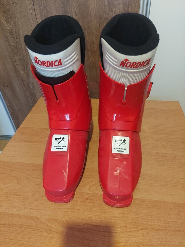 Elbląg Sprzedam buty narciarskie włoskiej firmy Nordica. Rozmiar 28 - 28,5cm. (rozmiar pomiędzy 43 a 44,5). 
Więcej