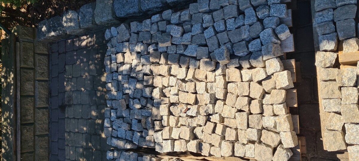 Elbląg Sprzedam kostkę brukową, widoczną na zdjęciu. Dwie duże palety - każda 25 zł, mała paleta 15 zł. Odbiór we