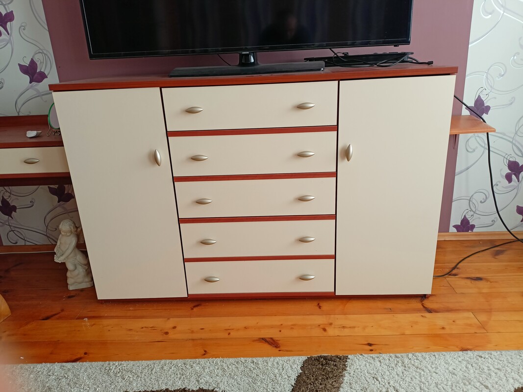 Elbląg Sprzedam w bardzo dobrym stanie meble do sypialni i tylko w całości. W zestawie znajduje się:
- Łoże