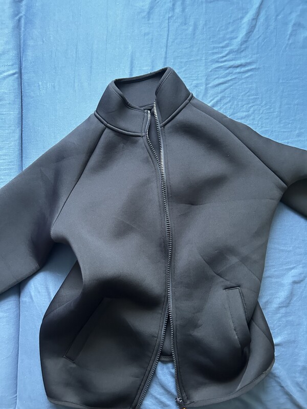 Elbląg Sprzedam używane bluzy w dobrym stanie:
Czerwona bluza - Rozmiar: 164 - cena 10zł
Czarna bluza - Rozmiar: 152 -