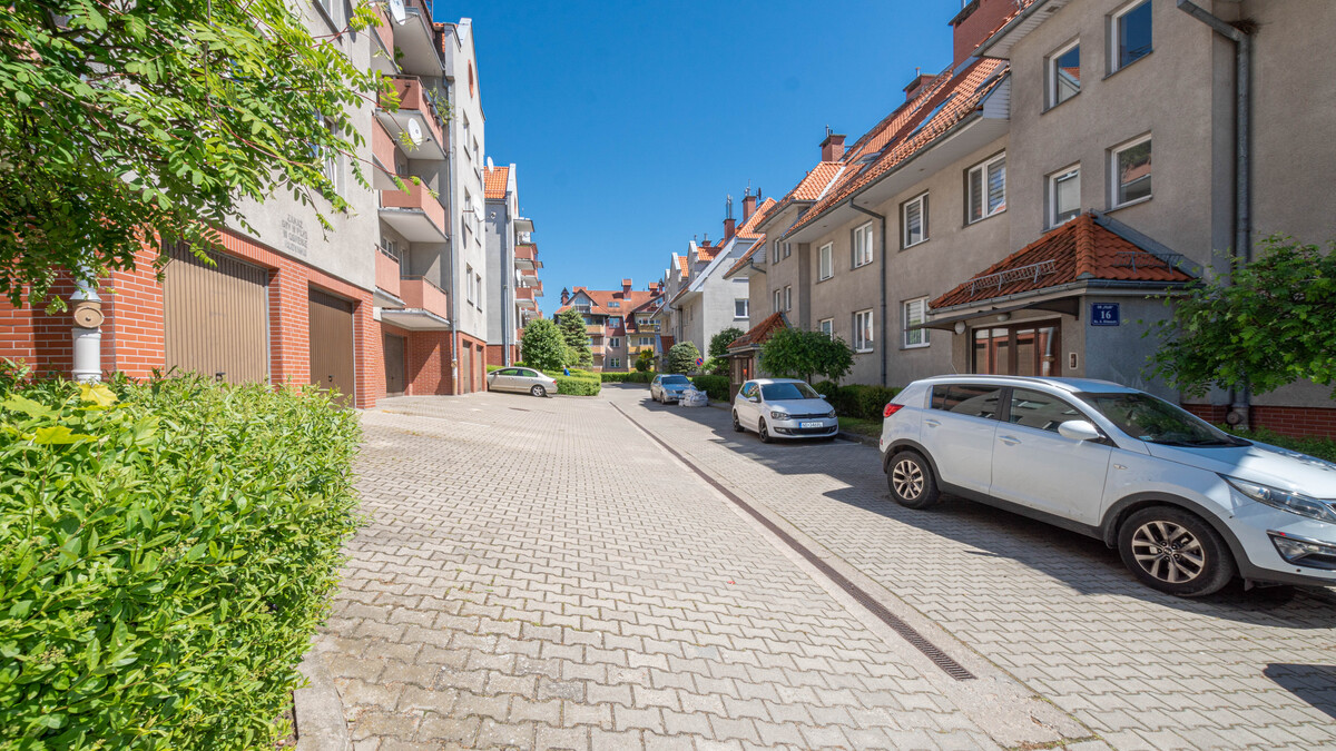Elbląg * * * ABC NIERUCHOMOŚCI * * *POLECAMY! NA SPRZEDAŻ GARAŻ !! o pow. 18,2 m2doprowadzony prądbrama