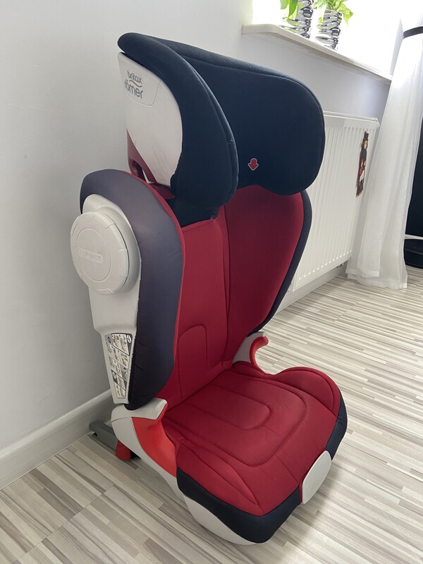 Elbląg Fotelik samochodowy Britax Romer, przeznaczony dla dzieci w przedziale wagowym 15-36 kg,
Fotelik jest
