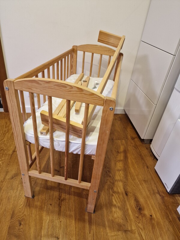 Elbląg Oddam łóżeczko/przystawka Filip z materacem
Materiał: drewno sosnowe
Funkcjonalność: łóżeczko, przystawka do