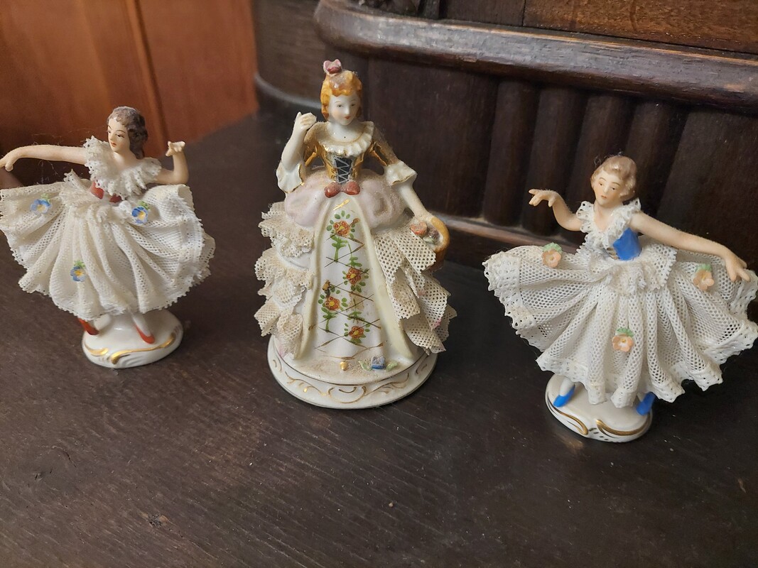 Elbląg PIEKNE LUSTRO-- OKNO.
Z OKIENNICAMI I LUKIEM
FIGURKI PORCELANOWE
KRYSZTALOWE OZDOBY