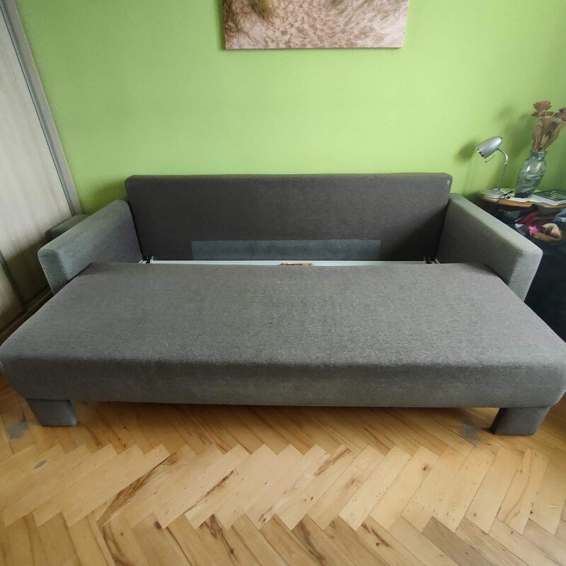 Elbląg Sprzedam kanapę. Złożona ma wymiary 2,20 x 0,90.Powierzchnia spania szeroka na 1,40.Odbiór osobisty i transport