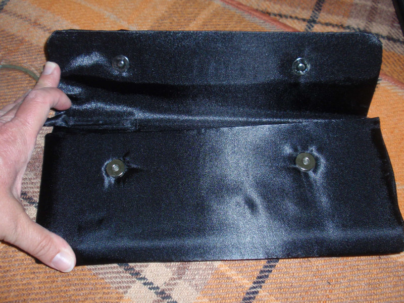 Elbląg Sprzedam torebkę wizytową, kopertówkę z ozdobną bransoletką, kolorze czarnym. Ładnie odszyta, bransoletka