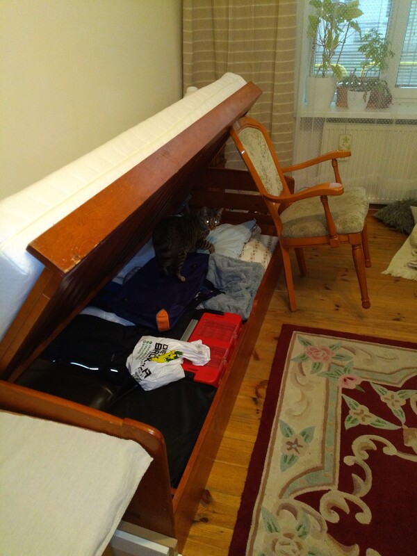 Elbląg Sprzedam tapczan jednoosobowy z materacem, 90 x200 cm. Materac ma ściągany pokrowiec. Tapczan - lite drewno.