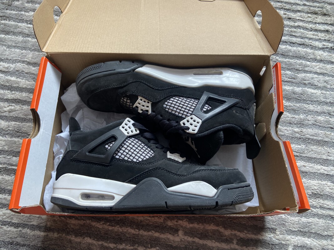 Elbląg Buty
Air Jordan 4 Retro
Rozmiar 40
Stan bardzo dobry