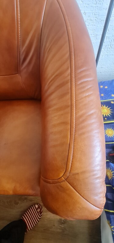 Elbląg Sprzedam fotel ze skóry naturalnej w stanie bardzo dobrym. Fotel nie posiada żadnych wad, zadrapań itp.