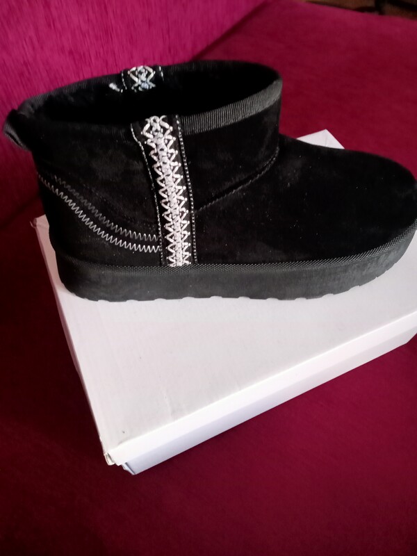 Elbląg Sprzedam buty nowe. emu 40.botk lakierowane 39 i drugie botki też 39.