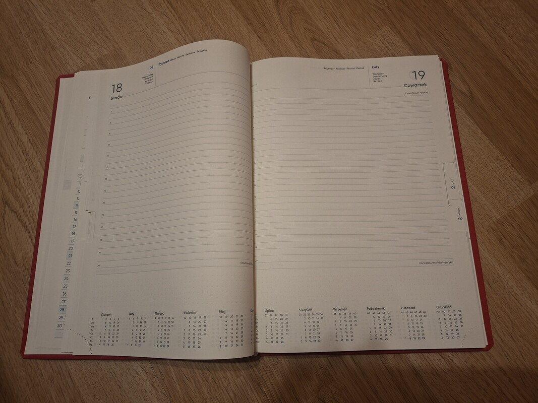 Elbląg Kalendaez książkowy A4,czerwona, fajna okładka.
Nowy, na rok 2026.
Są strony miesięczne, z podziałem na dni,