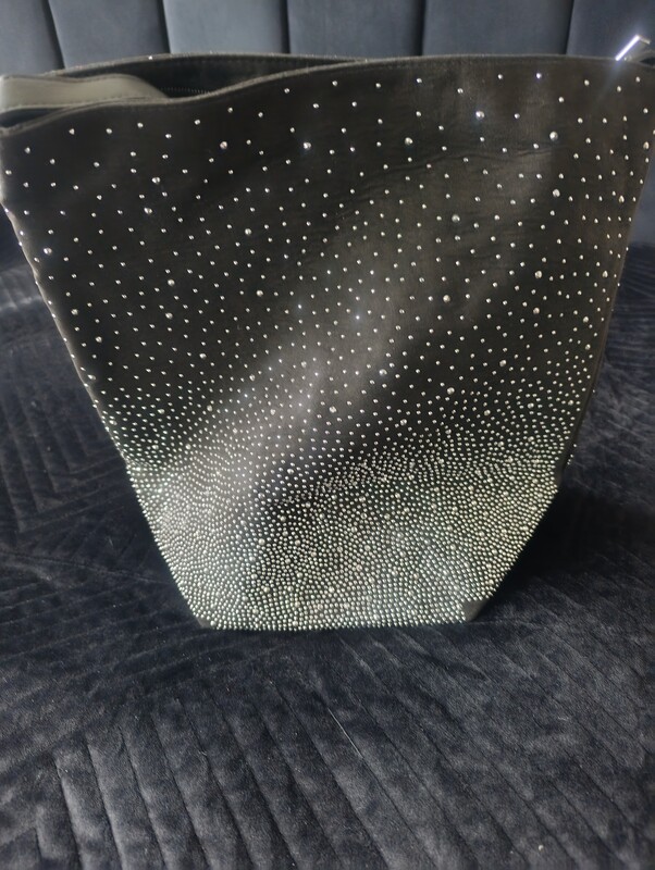 Elbląg 1.Torebka kopertówka NOWY z metką - 35 zł
2.Worek czarny NOWY - 40 ZŁ
3.Torebka Monnnari - 20zł
4.Srebrna