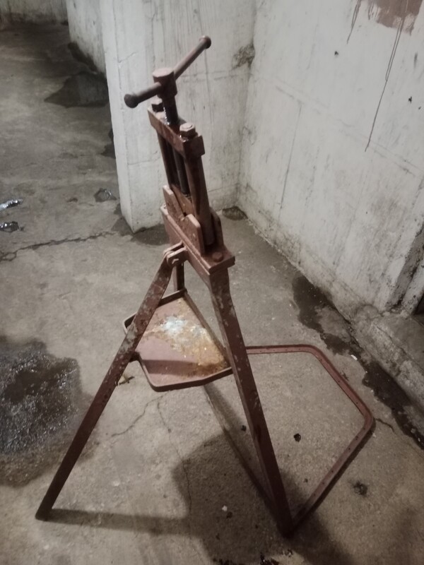 Elbląg Używana prasa do rur, która stoi na podstawie. Urządzenie służy do zaciskania i formowania rur. Wysokość około