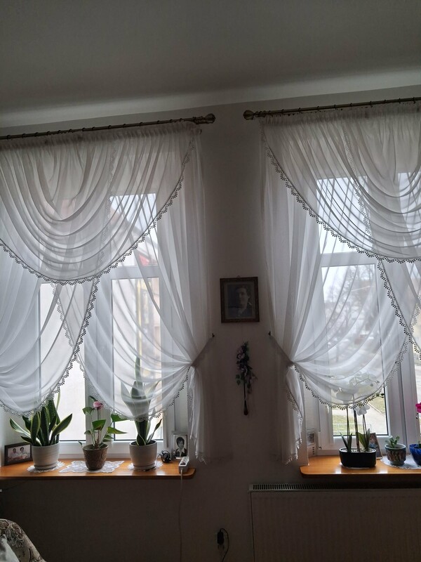 Elbląg Sprzedam białe firany z szyfonu. Długość 2,09 m, szerokość 1,70 m. Karnisz na zdjęciu ma 1,80 m.