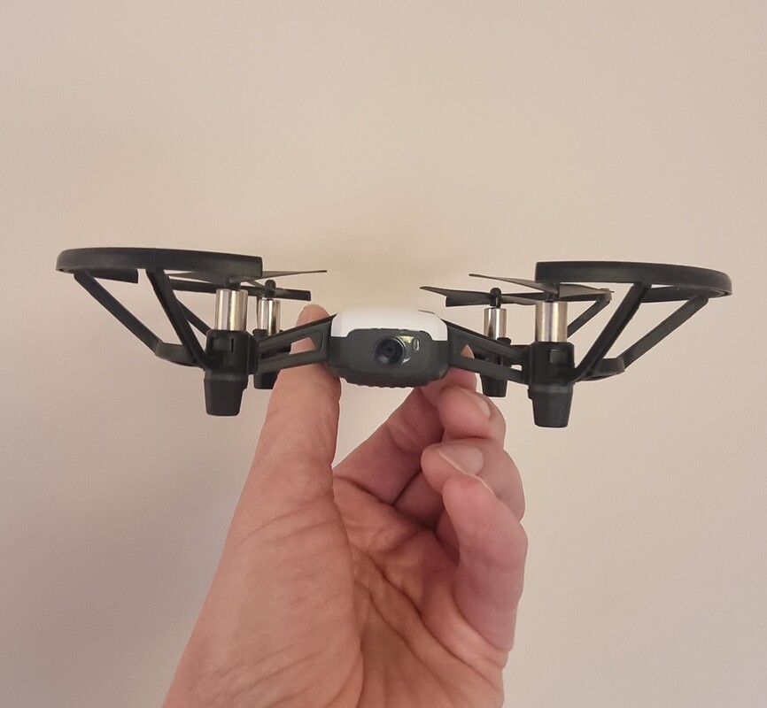 Elbląg Dron DJI Ryze Tello z czteroma oryginalnymi bateriami, Wi-Fi reapeterem Xiaomi (do wydłużenia zasięgu), twardym