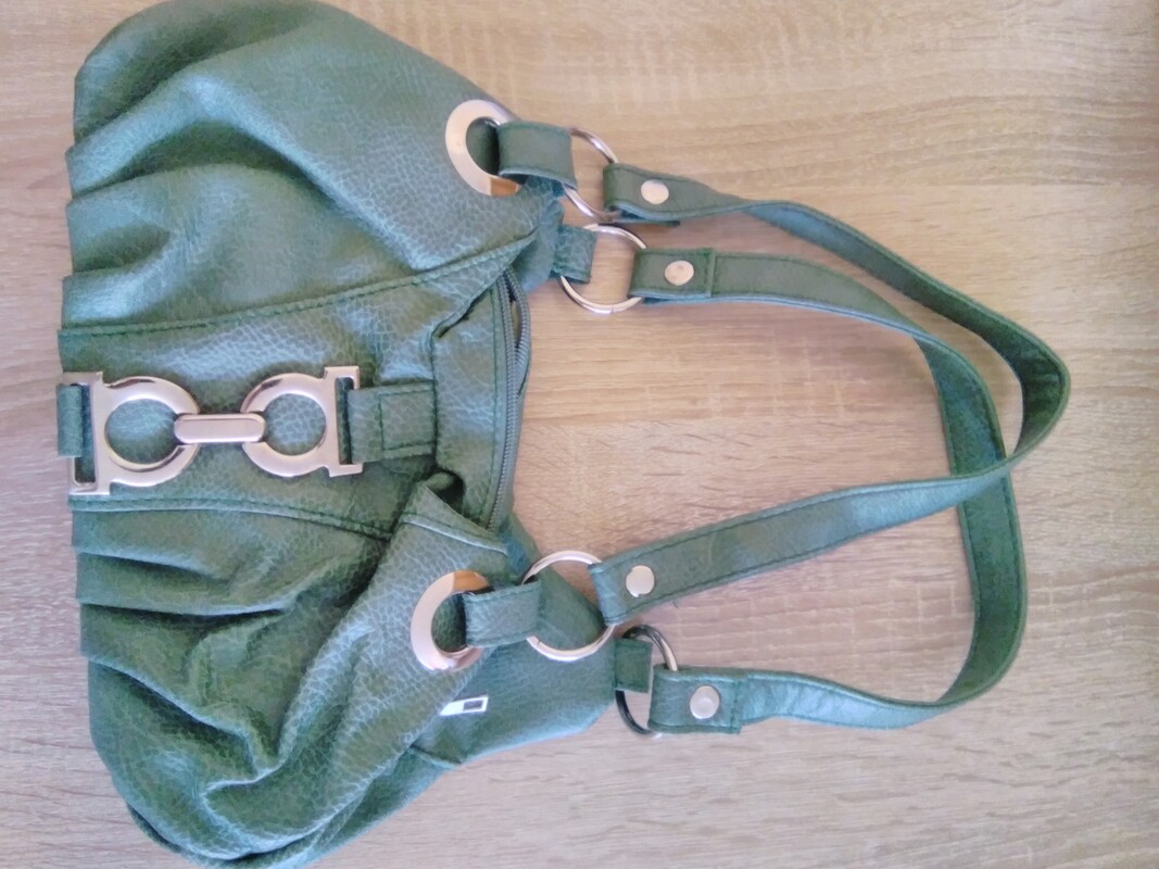 Elbląg Sprzedam 2 torebki używane w cenie 20 złotych za jedną torebkę.