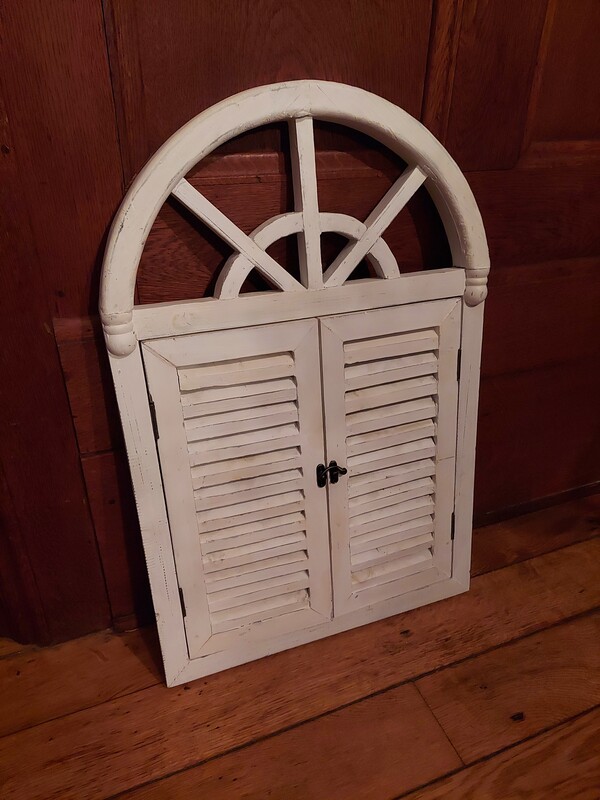 Elbląg PIEKNE LUSTRO-- OKNO.
Z OKIENNICAMI I LUKIEM
FIGURKI PORCELANOWE
KRYSZTALOWE OZDOBY