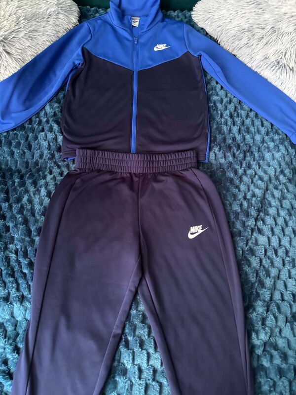 Elbląg Witam mam dres Nike rozmiar 137/147 cena 80 zł buty adidas rozmiar 37 cena 80 cena do negocjowania telefon