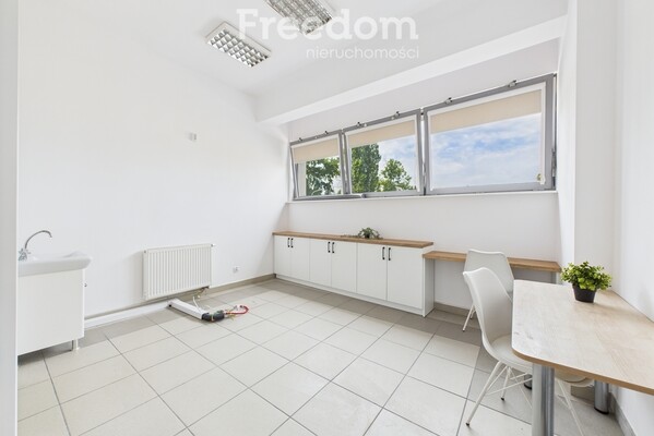 Elbląg FREEDOM NIERUCHOMOŚCIWynajmę lokal użytkowy - Elbląg, pl. Dworcowy.&nbsp;Nowoczesny lokal usługowy po remoncie