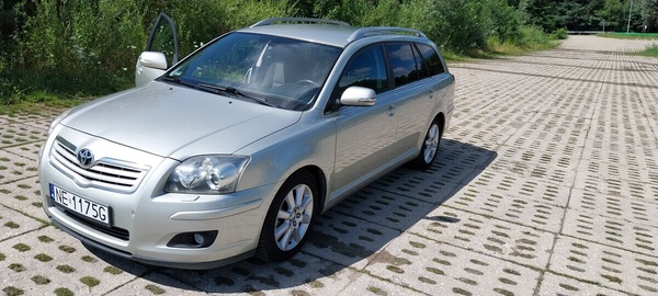 Elbląg Sprzedam niezawodny samochód toyota avensis T25.Toyotka jest na opnach wielosezonowych Pirelli, zakupionych w
