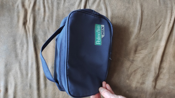Elbląg Przedmiotem sprzedaży jest kosmetyczka marki Palmolive MEN.
Kolor: granatowy
Materiał: tekstylny
Logo: