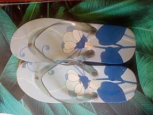 Elbląg Sprzedam.
Japonki używane kilka razy ((rozmiar 38 lub 39)
Pantofle założone tylko raz (rozmiar 40).
Klapki