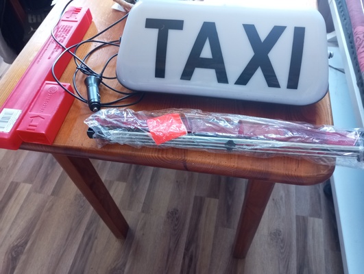 Elbląg Sprzedam neon taxi wraz z trójkątem nowy nie używany.