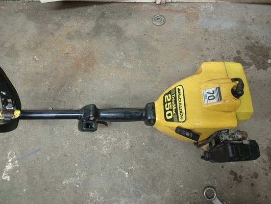 Elbląg sprzedam wykaszarkę spalinową McCulloch  Tri Mac 250  sprawna brak jedynie osłony głowicy  żyłkowej  cena 110zł