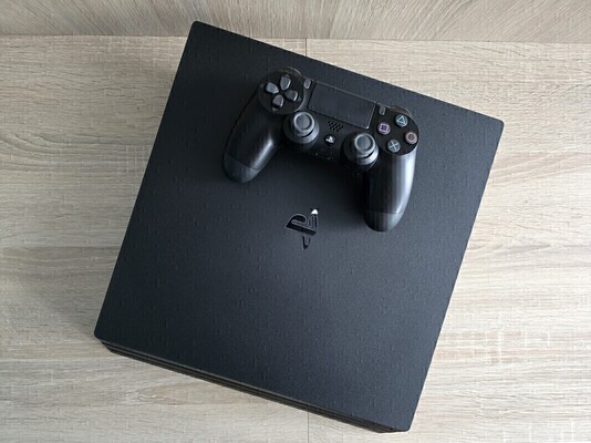 Elbląg Sprzedam konsolę Sony Playstation 4 Pro model (CUH-7016B) z jednym oryginalnym kontrolerem. Konsola w